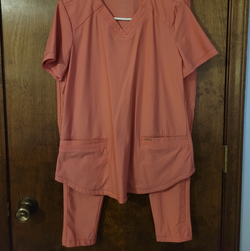 Scrubs Cherokee Coral Medium Set
